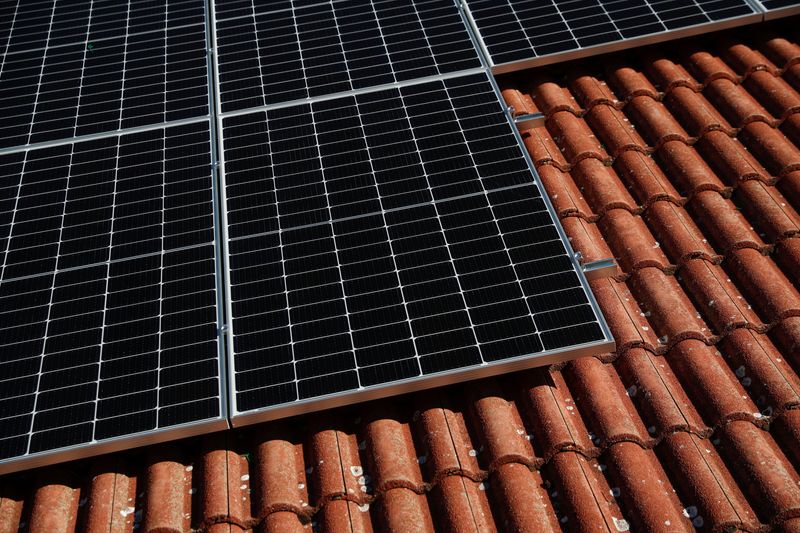 © Reuters. Solar panels are set up on the roof of a home in Algete, outside Madrid, Spain, November 16, 2021.  REUTERS/Susana Vera