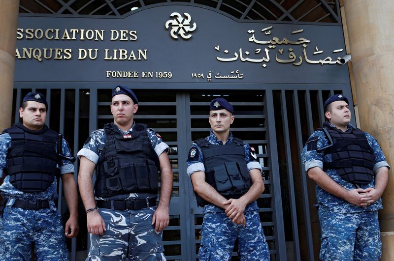 &copy; Reuters. قوات أمن خارج مقر جمعية مصارف لبنان في صرورة من أرشيف رويترز