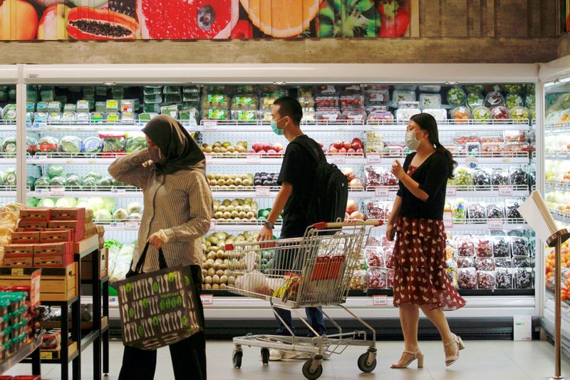 &copy; Reuters. Pessoas fazem compras em supermercado em Jacarta, Indonésia
02/07/2020
REUTERS/Ajeng Dinar Ulfiana