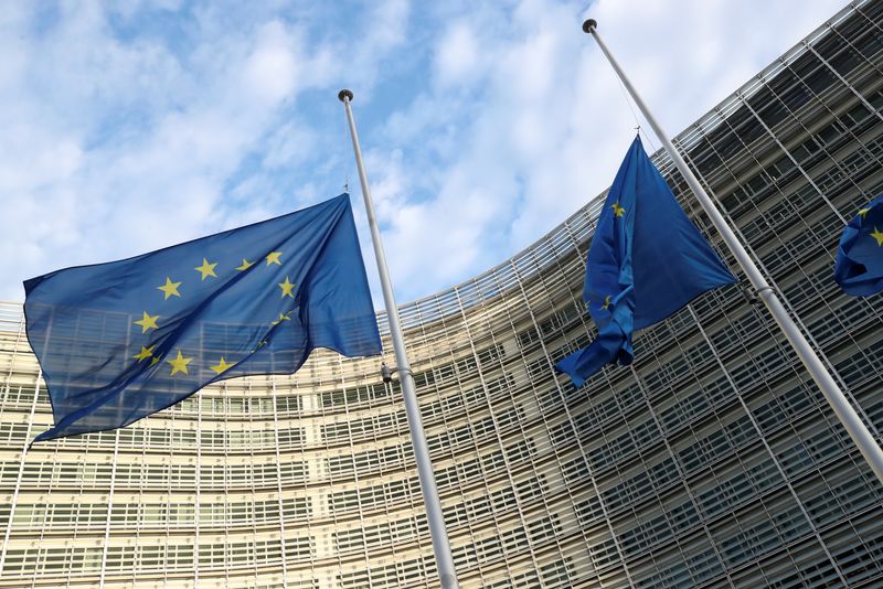 &copy; Reuters. Le bandiere dell'Unione europea a mezz'asta davanti alla Commissione europea a Bruxelles, Belgio, 11 gennaio 2022 REUTERS/Yves Herman