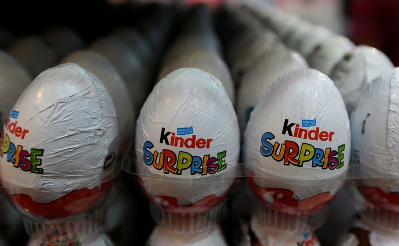&copy; Reuters. شوكولاتة كيندر سربرايز في أحد متاجر اسلام اباد - صورة من أرشيف رويترز. 