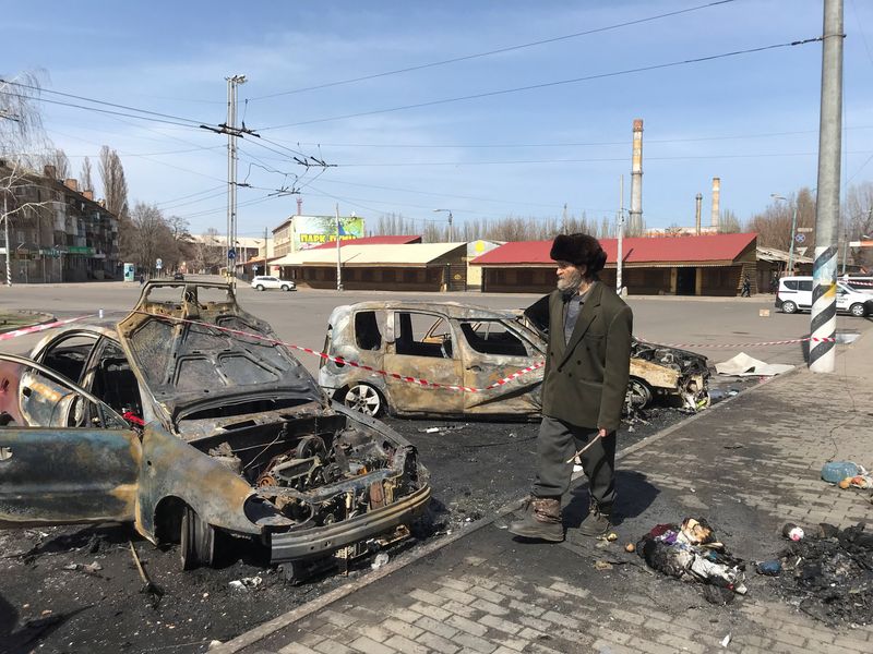 © Reuters. A man walks past burned cars at the site of a missile strike, at a rail station, amid Russia's invasion of Ukraine, in Kramatorsk, Ukraine April 8, 2022. REUTERS/Stringer