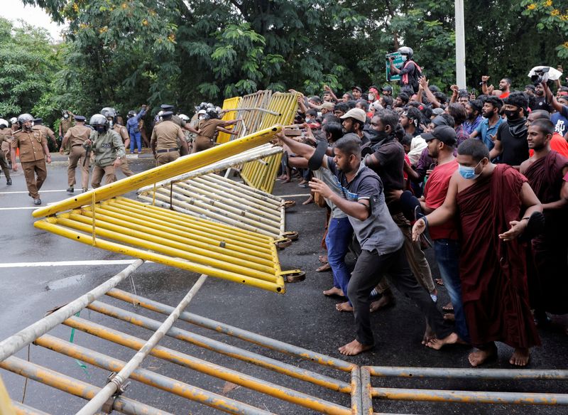 © Reuters. Demonstrators pull down metal barriers as they try to enter the main road towards the parliament during a protest against Sri Lankan President Gotabaya Rajapaksa near the parliament, amid the country's economic crisis in Colombo, Sri Lanka, April 8, 2022. REUTERS/Dinuka Liyanawatte