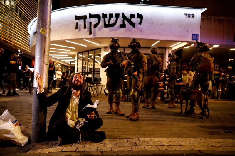 &copy; Reuters. أفراد من قوات الأمن الإسرائيلية بالقرب من مسرح الهجوم في تل أبيب يوم الخميس. تصوير: كورنينا كيرن - رويترز. 