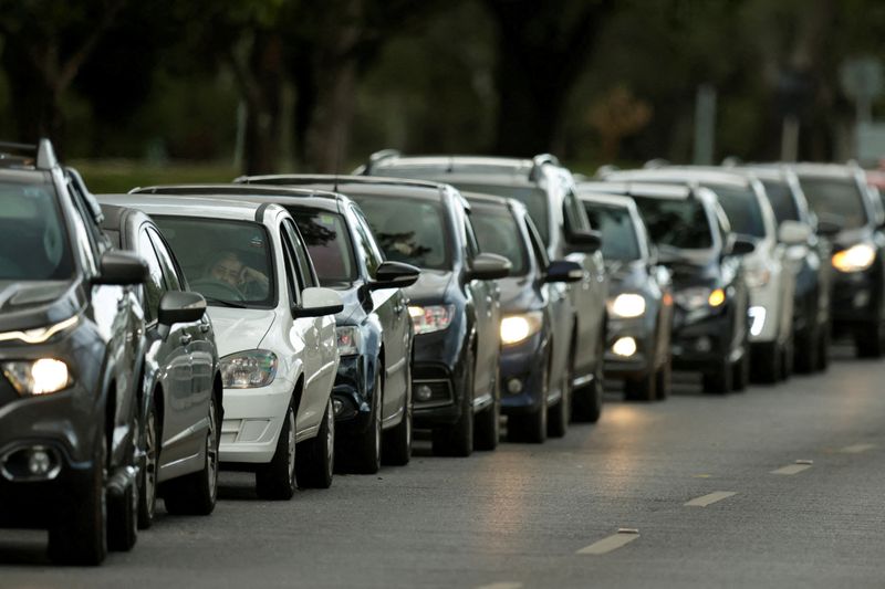 © Reuters. Fila de automóveis em Brasília
10/03/2022
REUTERS/Ueslei Marcelino