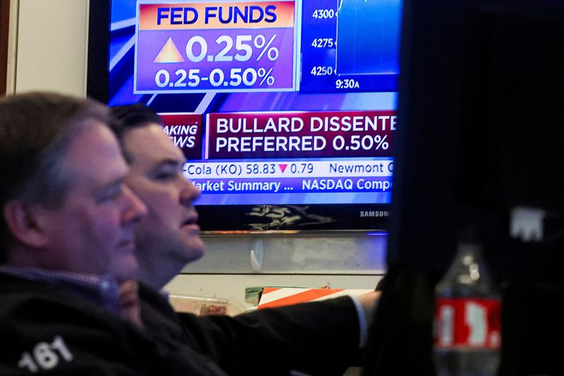 &copy; Reuters. Operadores trabalham no salão da Bolsa de Valores de Nova York, EUA
16/03/2022
REUTERS/Brendan McDermid