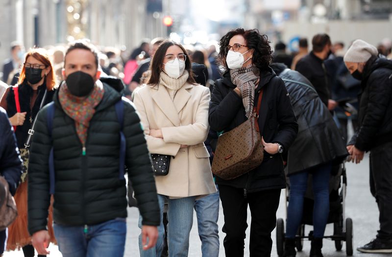 &copy; Reuters. Diverse persone in centro a Roma con mascherine . REUTERS/Remo Casilli