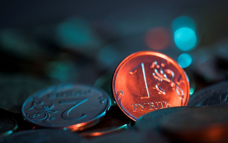 &copy; Reuters. IMAGEN DE ARCHIVO. Una vista de una moneda de un rublo ruso se ve en esta ilustración tomada el 26 de octubre de 2018.  REUTERS/Maxim Shemetov