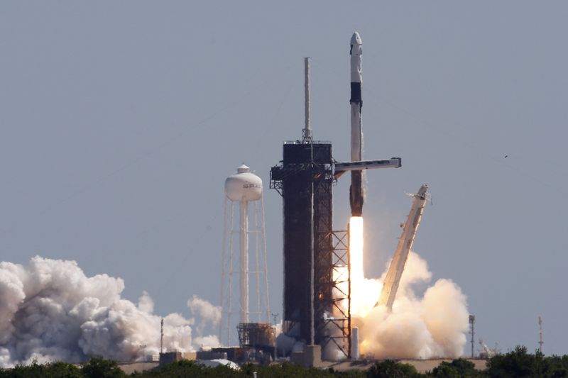 &copy; Reuters. El equipo de cuatro tripulantes de Axiom desoega en un cohete Falcon 9 de SpaceX, en la primera misión privada de astronautas a la Estación Espacial Internacional, desde el Centro Espacial Kennedy en Cabo Cañaveral, Florida, Estados Unidos. 8 de abril,
