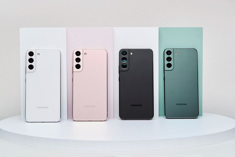 © Reuters. Smartphone Galaxy S22 Plus da Samsung em foto de divulgação
07/03/2022
Samsung Electronics/Handout via REUTERS