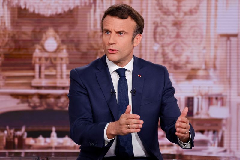 &copy; Reuters. ماكرون يتحدث خارج باريس يوم السادس من ابريل نيسان 2022. صورة من ممثل لوكالات الأنباء. 