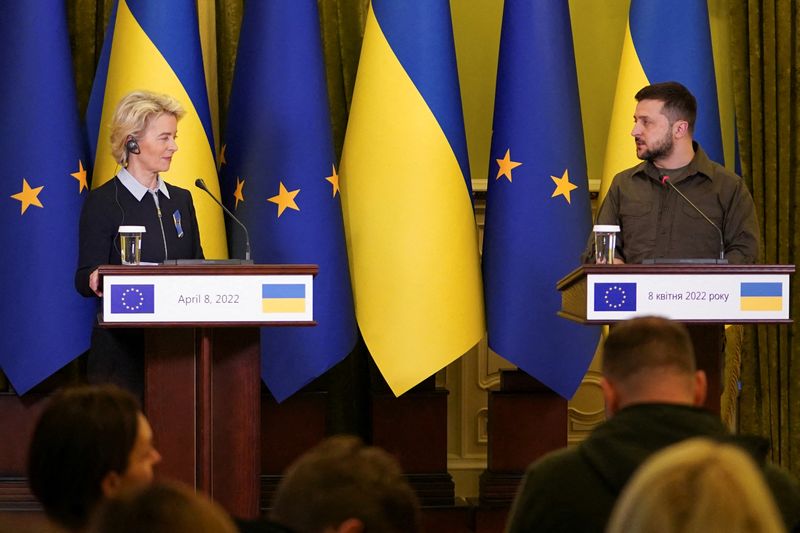&copy; Reuters. مؤتمر صحفي يجمع رئيسة المفوضية الأوروبية أورسولا فون دير لاين (إلى اليسار) مع الرئيس الأوكراني فولودومير زيلينسكي في كييف يوم الثامن من أبر