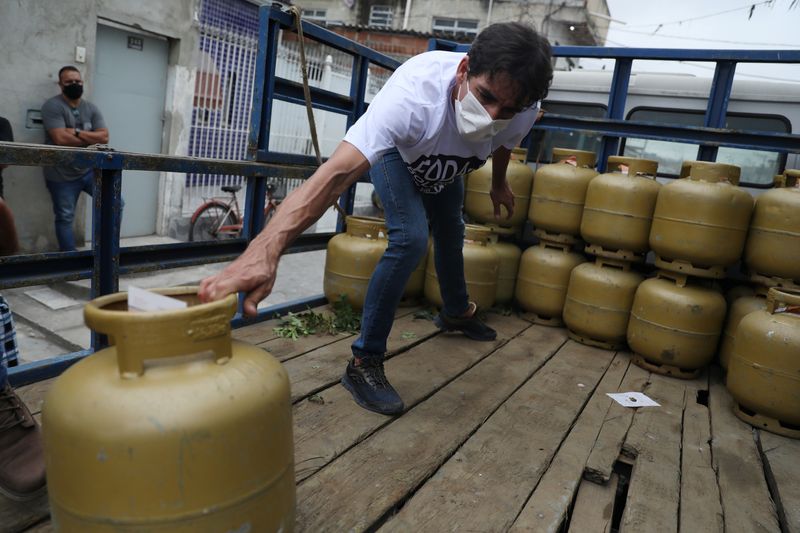 © Reuters. Moradores compram gás de cozinha no Rio de Janeiro
28/10/2021 
REUTERS/Pilar Olivares
