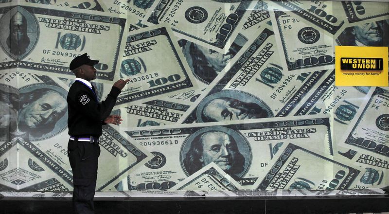 &copy; Reuters. Notas de dólar são representadas em parede externa de casa de câmbio em Nairóbi
23/07/2015
REUTERS/Thomas Mukoya