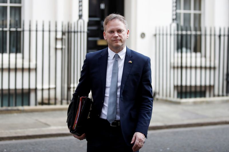 &copy; Reuters. وزير النقل البريطاني جرانت شابس خارج مقر الحكومة في لندن يوم الثامن من مارس اذار 2022. تصوير: بيتر نيكولز - رويترز. 