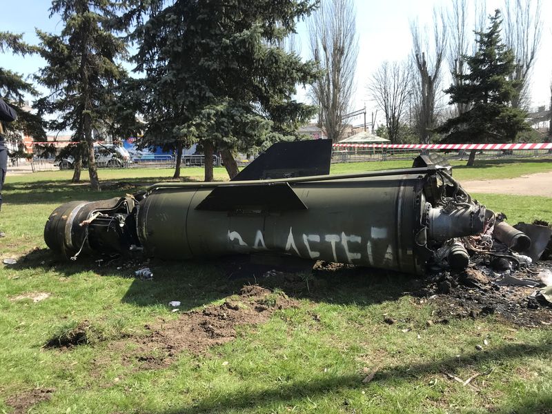 &copy; Reuters. بقايا صاروخ سقط على محطة للسكك الحديدية في كراماتورسك الأوكرانية يوم الثامن من أبريل نيسان 2022. تصوير رويترز