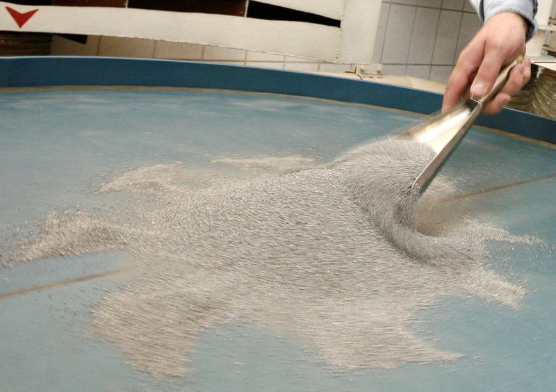 © Reuters. FILE PHOTO: A worker checks granules of palladium, transported from Norilsk Nickel plant, for production of ingots of 99.98 percent pureness at the Krastsvetmet nonferrous metals plant in Russia's Siberian city of Krasnoyarsk April 12, 2012. REUTERS/Ilya Naymushin