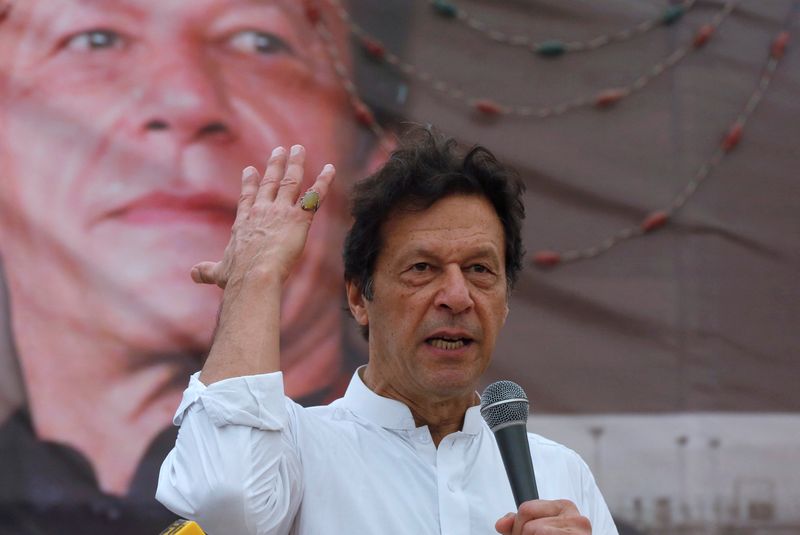 &copy; Reuters. رئيس الوزراء الباكستاني عمران خان في خطاب لأنصاره في كراتشي. صورة من أرشيف رويترز
