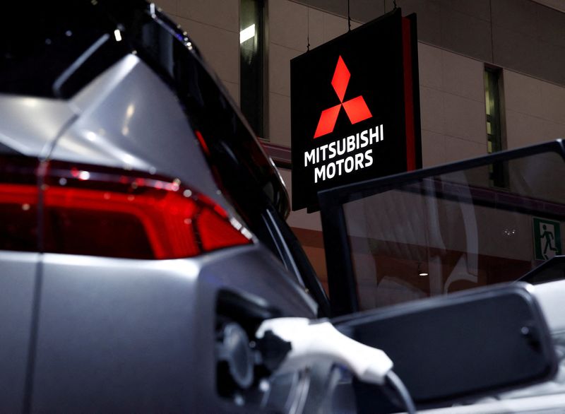 © Reuters. Logotipo da Mitsubishi Motors ao lado de um carro elétrico da montadora em evento automobilístico em Tóquio, Japão 
24/10/2019
REUTERS/Edgar Su/File Photo