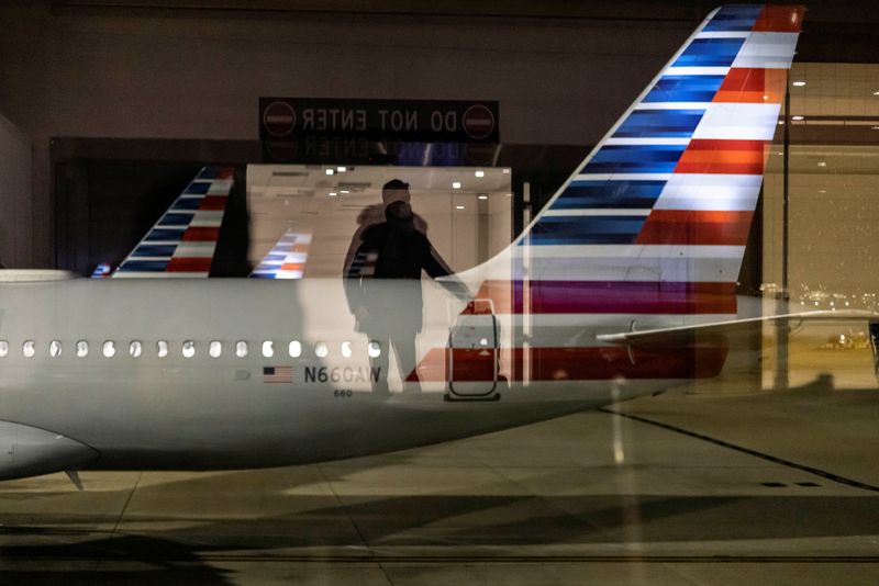 © Reuters. FILE PHOTO: A passenger arrives at a terminal of Ronald Reagan Washington National Airport in Washington, U.S. November 30, 2021. REUTERS/Carlos Barria