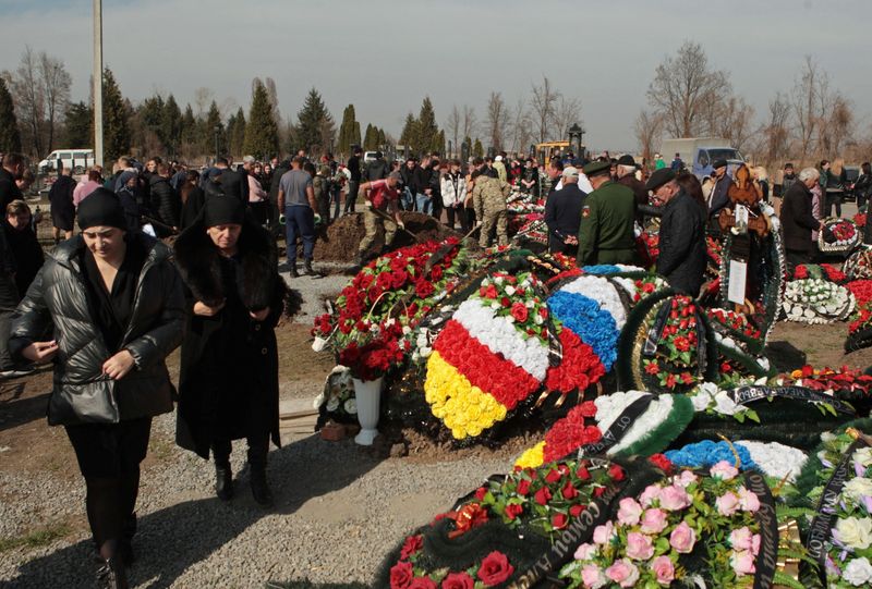 © Reuters. جنازة يوم الجمعة في مقبرة ببلاد القوقاز بروسيا لأفراد من الخدمة العسكرية الروسية قتلوا في الصراع بين أوكرانيا وروسيا. تصوير رويترز