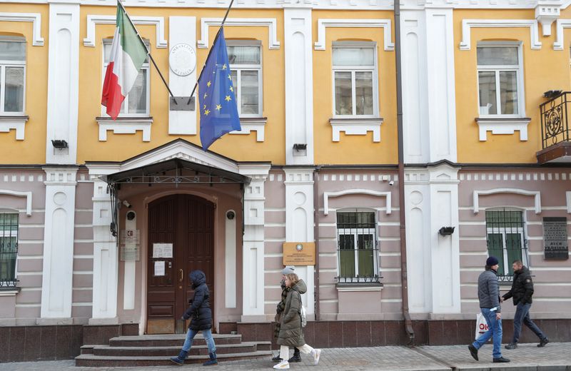 &copy; Reuters. L'Italie compte rouvrir son ambassade dans la capitale ukrainienne Kyiv immédiatement après Pâques, a déclaré samedi le ministre italien des Affaires étrangères Luigi Di Maio. /Photo prise le 13 février 2022/REUTERS/Valentyn Ogirenko