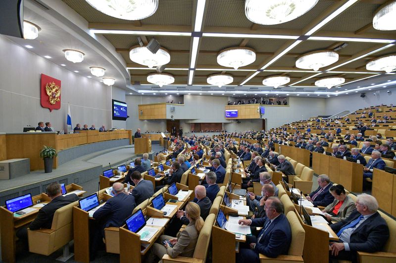 © Reuters. FILE PHOTO: Russian parliamentarians listen to Prime Minister Mikhail Mishustin during a session of the State Duma, the lower house of parliament, in Moscow, Russia May 12, 2021. Sputnik/Alexander Astafyev/Pool via REUTERS  