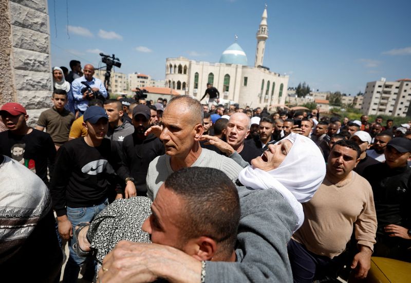 © Reuters. فلسطينيون يشاركون في جنازة الشهيد الفلسطيني أحمد السعدي الذي قتل برصاص القوات الإسرائيلية أثناء المداهمة في جنين بالضفة الغربية المحتلة في فلسطين يوم السبت. تصوير:  محمد تركمان - رويترز.