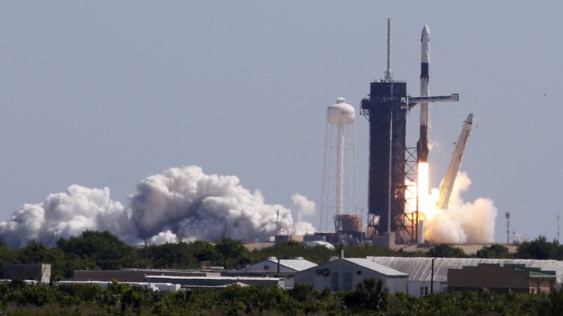 © Reuters. El cohete SpaceX Falcon despega en la primera misión con astronautas a la Estación Espacial Internacional en el Centro Espacial Kennedy en Cabo Cañaveral, Florida, EEUU, 8 de abril, 2022. REUTERS/Thom Baur