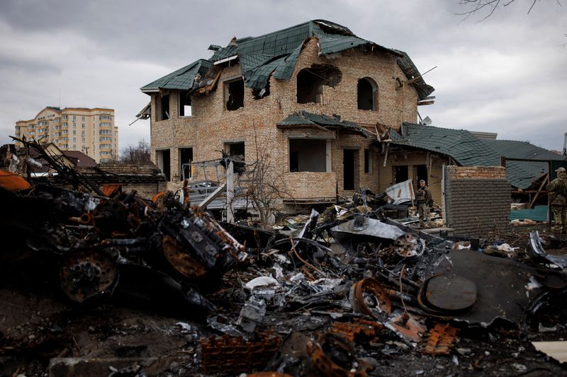 &copy; Reuters. جنود أوكرانيون يتفقدون ممنزلا مدمرا بسببا لغزو الروسي لأوكرانيا في بوتشا في كييف في السادس من أبريل نيسان 2022. تصوير:  ألكيس كونستانتينيديس-ر