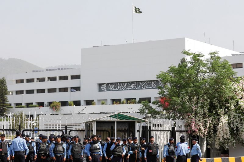 &copy; Reuters. أفراد من الشرطة يحرسون مبنى البرلمان الباكستاني في إسلام آباد يوم السبت. تصوير: أختر سومرو - رويترز.