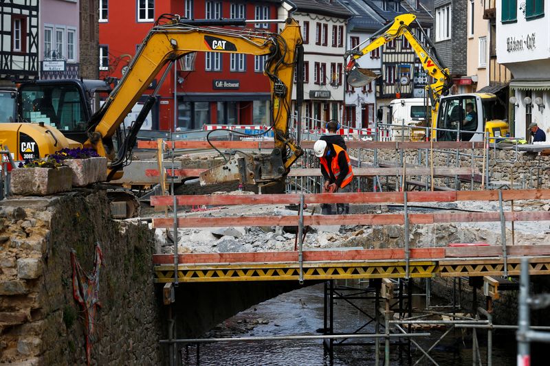 &copy; Reuters. FILE PHOTO: People work in the center of the North-Rhine Westphalian town of Bad Muenstereifel, south-west of Cologne, Germany, March 29, 2022. REUTERS/Thilo Schmuelgen