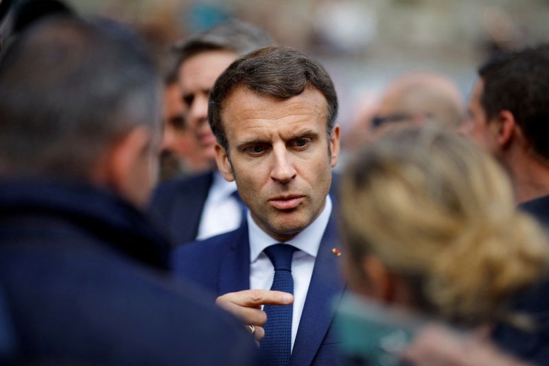 &copy; Reuters. FILE PHOTO: French President Emmanuel Macron, candidate for his re-election in the 2022 French presidential election, speaks with supporters during a campaign trip in Spezet, France, Avril 5, 2022. REUTERS/Stephane Mahe/File Photo