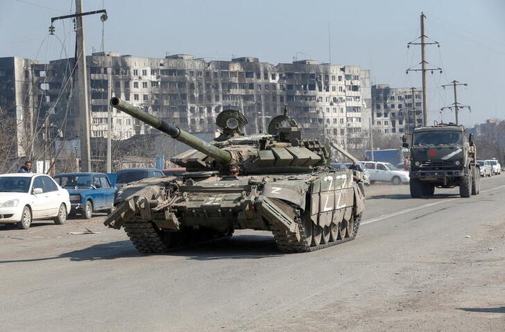 &copy; Reuters. 　英軍情報当局は１０日、ロシア軍が兵力の増強を目指しているとの見方を示した。２０１２年以降に除隊された兵士を徴兵するという。写真はロシア軍の戦車。ウクライナ南部マリウポリ