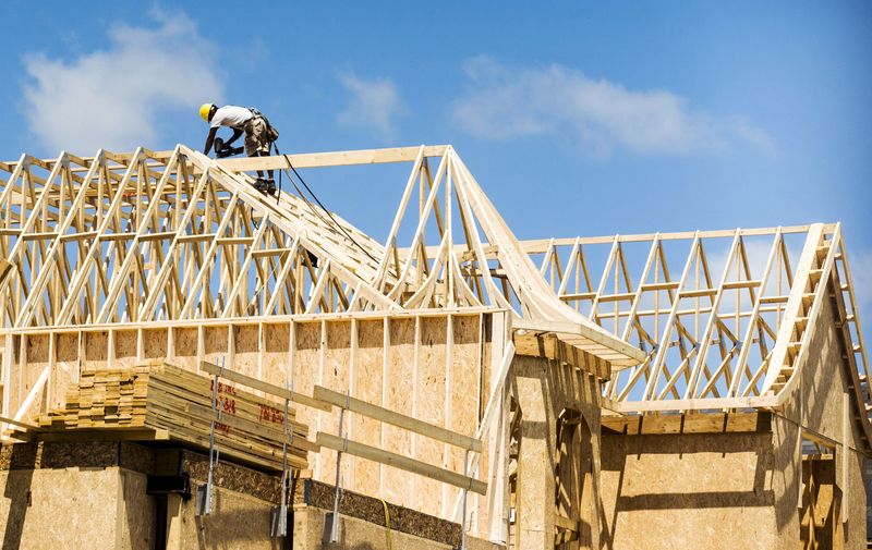 &copy; Reuters. FILE PHOTO: A construction worker works on a new house being built in a suburb located north of Toronto in Vaughan, Canada, June 29, 2015. REUTERS/Mark Blinch/File Photo