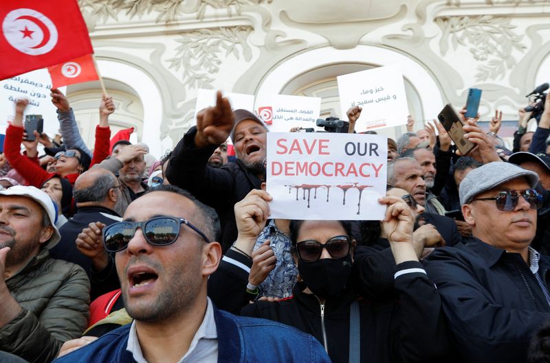 &copy; Reuters. متظاهرون يشاركون في احتجاجات ضد الرئيس التونسي قيس سعيد في العاصمة تونس يوم  السبت. تصوير: زبير السويسي-رويترز.