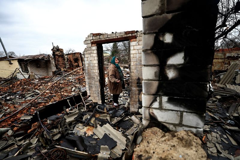 © Reuters. Natalia Titova, 62,  reacciona mientras muestra su casa que fue destruida en medio de la invasión de Rusia a Chernihiv, Ucrania, 9 de abril de  2022.  REUTERS/Zohra Bensemra