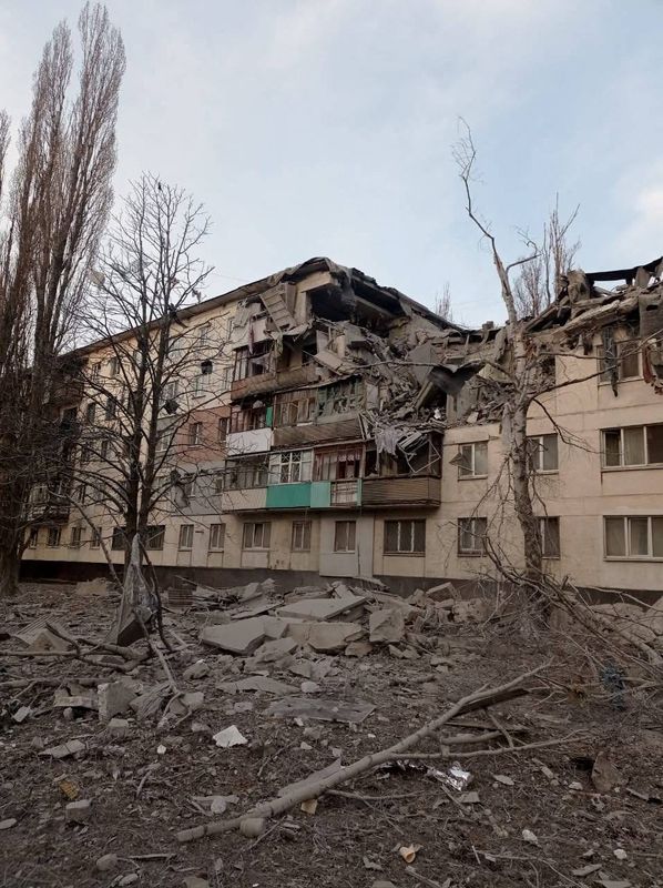 © Reuters. منزل مدمر جراء القصف الروسي الأوكراني في منطقة لوجانسك يوم 30 مارس آذار 2022. صورة لرويترز من خدمة الطوارئ الحكومية الأوكرانية.