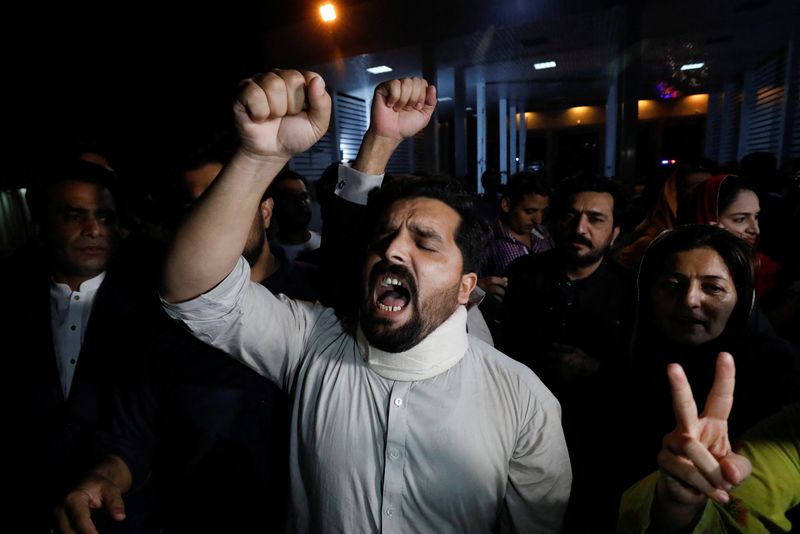 © Reuters. Partidarios del primer ministro de Pakistán Imran Khan canta eslóganes mientras protestan tras la pérdida de un voto de confianza en el cámara baja en el parlamento, en Islamabad., Pakistan, 10 de abril del  2022. REUTERS/Akhtar Soomro