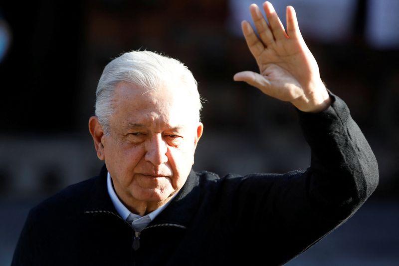 © Reuters. Mexican President Andres Manuel Lopez Obrador waves after casting his vote on the recall referendum on his presidency in Mexico City, Mexico April 10, 2022. REUTERS/Gustavo Graf