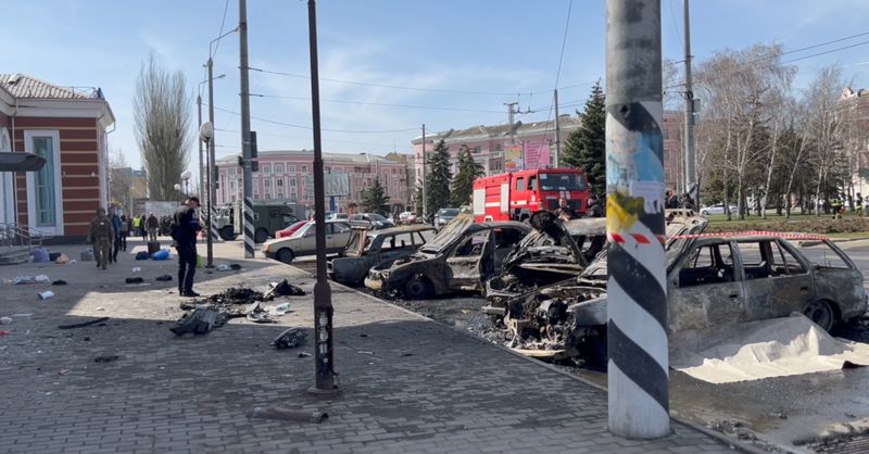 &copy; Reuters. سيارات مدمرة وحطام بعد هجوم صاروخي على محطة قطار في مدينة كراماتورسك بأوكرانيا في الثامن من أبريل نيسان 2022. صورة من مقطع فيديو حصلت عليه روي