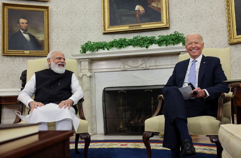 &copy; Reuters.  　バイデン米大統領（写真右）は１１日、インドのモディ首相（同左）とバーチャル形式で首脳会談を行う。ホワイトハウスで２０２１年９月撮影（２０２２年　ロイター/Evelyn Hockstein）