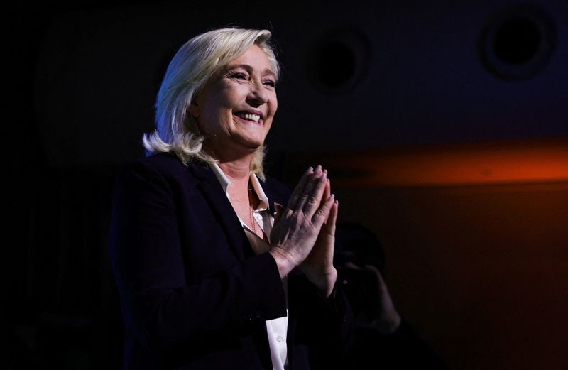 &copy; Reuters. Marine Le Pen, leader of French far-right National Rally (Rassemblement National) party and candidate for the 2022 French presidential election, gestures as she appears on stage after partial results in the first round of the 2022 French presidential elec