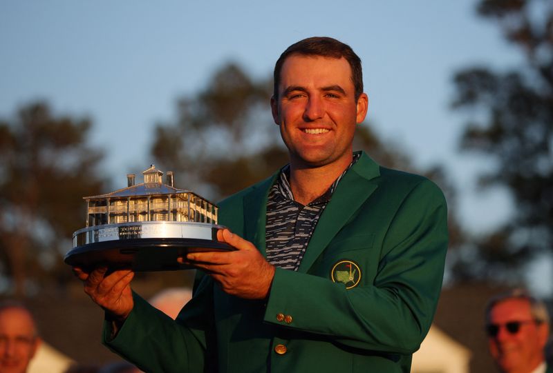 © Reuters. Golf - The Masters - Augusta National Golf Club - Augusta, Georgia, U.S. - April 10, 2022 Scottie Scheffler of the U.S. poses in his green jacket with the trophy after winning The Masters REUTERS/Brian Snyder