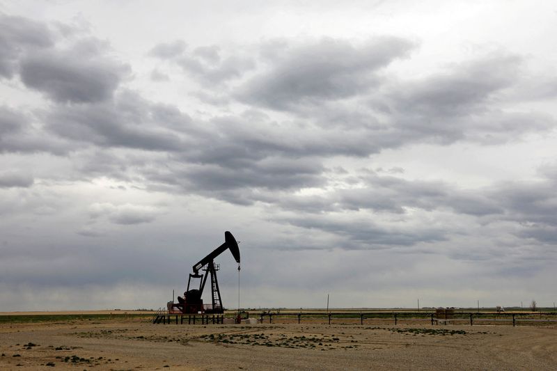 &copy; Reuters. 　アジア時間の原油先物は急落。写真は石油・天然ガス採掘装置。加アルバータ州グラナム付近で撮影（２０２２年　ロイター/Todd Korol）