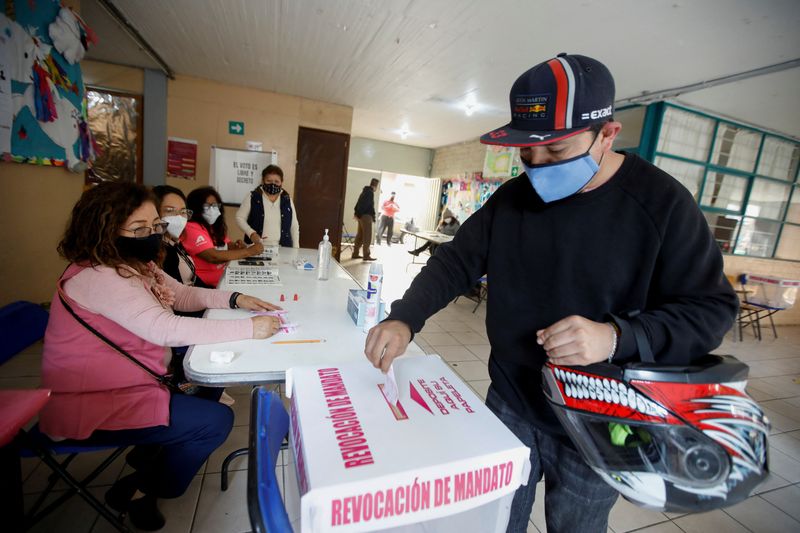 &copy; Reuters. رجل يدلي بصوته في مركز اقتراع في استفتاء على بقاء الرئيس في منصبه بمكسيكو سيتي يوم الأحد. تصوير: جوستافو جراف - رويترز