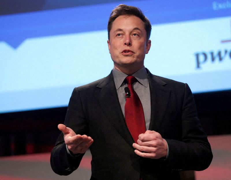 &copy; Reuters. Elon Musk, principal actionnaire de Twitter, a décidé de ne pas rejoindre le conseil d'administration de la société, a annoncé dimanche, dans un tweet, le directeur général du réseau social, Parag Agrawal. /Photo d'archives/REUTERS/Rebecca Cook