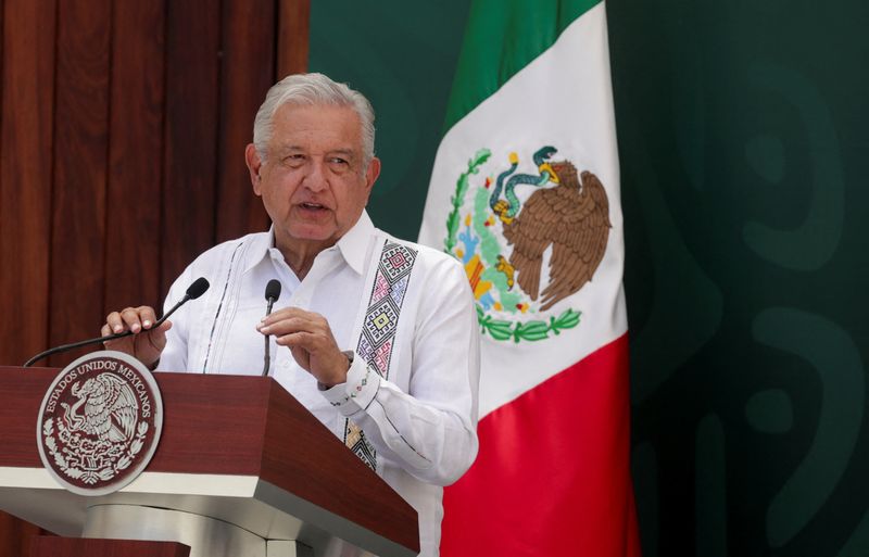 &copy; Reuters. 　４月１０日、メキシコで、ロペスオブラドール大統領（写真）の解職（リコール）の是非を問う投票が行われ、約９０％が続投を支持した。ただ投票率は低い水準にとどまった。写真はメ