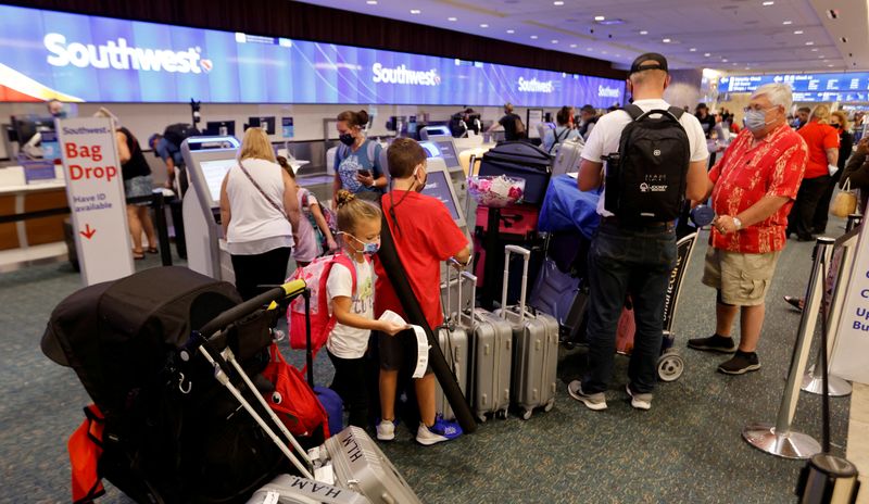 &copy; Reuters. FILE PHOTO: Passengers check in for a Southwest Airlines flight at Orlando International Airport in Orlando, Florida, U.S., October 11, 2021. REUTERS/Joe Skipper/File Photo