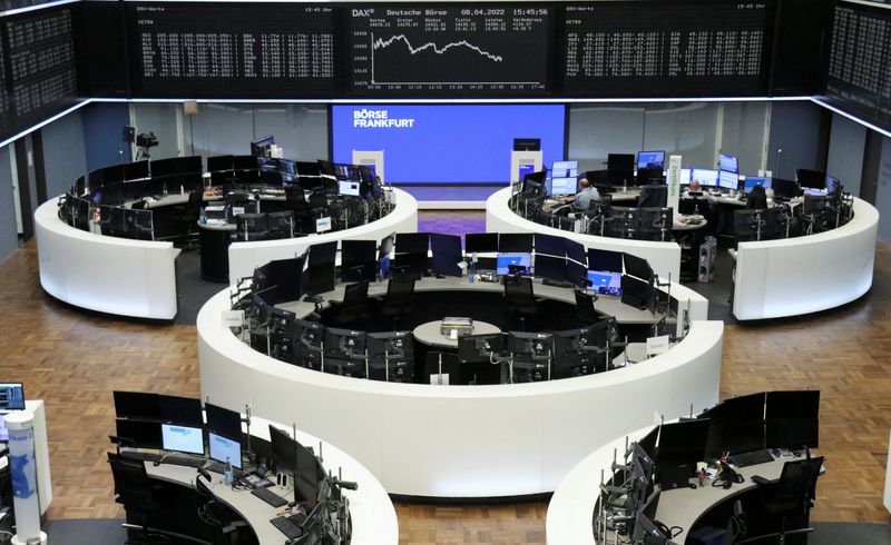 &copy; Reuters. FOTO DE ARCHIVO: El gráfico del índice de precios alemán DAX en una pantalla en el interior de la Bolsa de Fráncfort, Alemania, el 8 de abril de 2022. REUTERS/Personal